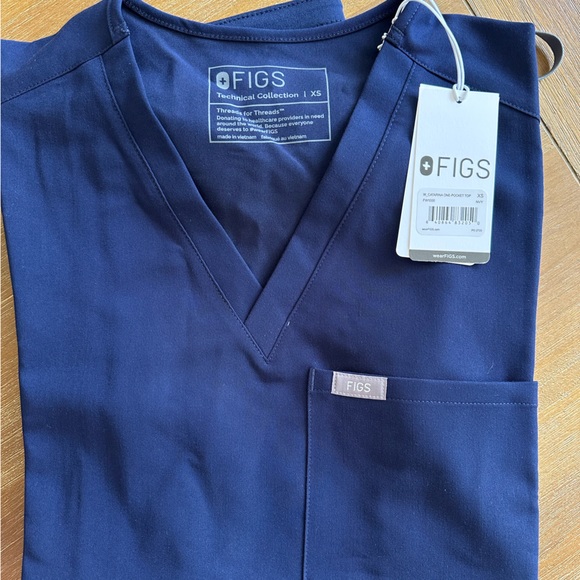FIGS Catalina One Pocket Scrub Top XS - Brand new! - Picture 3 of 3